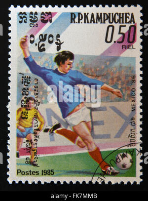 Kambodscha - ca. 1985: Eine Briefmarke gedruckt in Kambodscha Mexiko WM 1986, zeigt ein Bild der Fußballspieler gewidmet Stockfoto