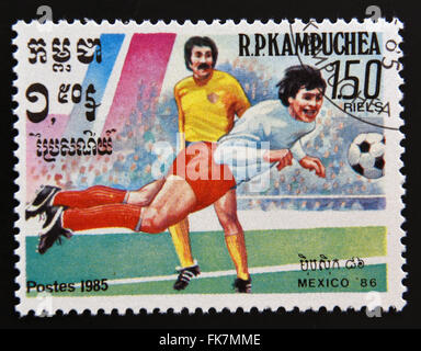 Kambodscha - ca. 1985: Eine Briefmarke gedruckt in Kambodscha Mexiko WM 1986, zeigt ein Bild der Fußballspieler gewidmet, Stockfoto