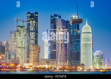 Nachtansicht des Skyline entlang der Corniche zum modernen Büro Türme in Doha Katar Stockfoto