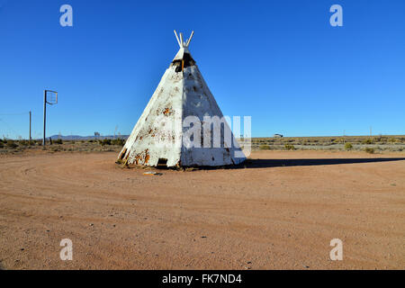 Am Straßenrand Faux Tipi am Interstate highway Stockfoto