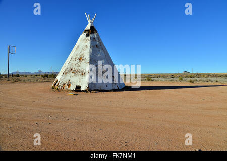 Am Straßenrand Faux Tipi am Interstate highway Stockfoto