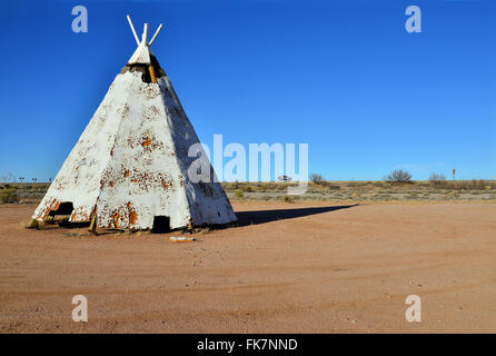 Am Straßenrand Faux Tipi am Interstate highway Stockfoto