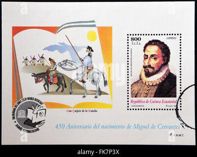 ÄQUATORIAL GUINEA - CIRCA 1997: Eine Briefmarke gedruckt in Guinea zeigt Porträt von Miguel de Cervantes Saavedra (1547-1616) Stockfoto