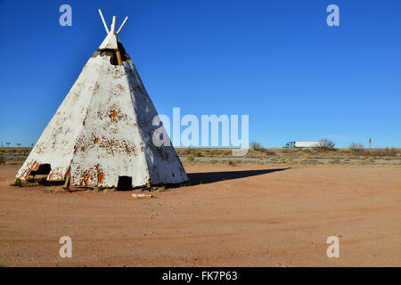 Am Straßenrand Faux Tipi am Interstate highway Stockfoto