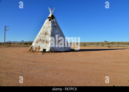 Am Straßenrand Faux Tipi am Interstate highway Stockfoto