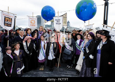 Internationalen Womens Day Feier & Marsch auf 03.06.2016 an der Schaufel, mehr London, London. Annie Lennox, Sister Sledge, Helen Pankhurst, Bianca Jagger, Bridget Christie, Sadiq Khan gesellt sich Aktivisten zu "Fuß in ihre Schuhe" am Muttertag in Solidarität mit Frauen und Mädchen auf der ganzen Welt bei Charity CARE International-Rallye in London auf 03.06.2016 zu marschieren.   Bild von Julie Edwards/CARE International Stockfoto