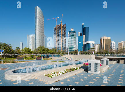 Skyline von modernen Geschäftsviertel entlang der Corniche in Abu Dhabi Vereinigte Arabische Emirate Stockfoto