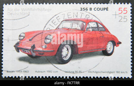 Deutschland - CIRCA 2003: Eine Briefmarke gedruckt in Deutschland zeigt eine Porsche 356 b Coupe, ca. 2003 Stockfoto