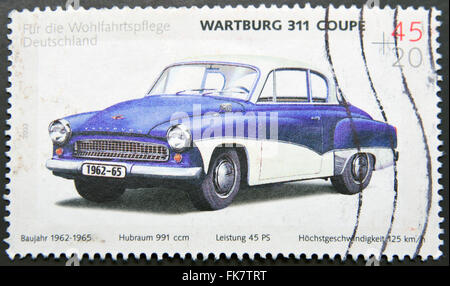 Deutschland - CIRCA 2003: Eine Briefmarke gedruckt in Deutschland zeigt ein Wartburg 311 Coupé, ca. 2003 Stockfoto