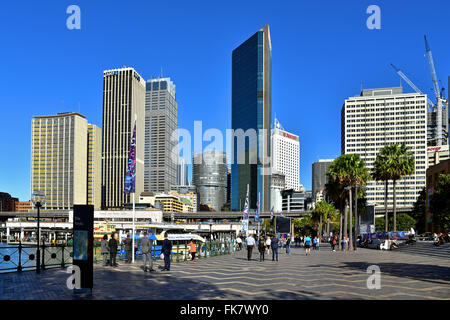 Auatralia-Sydney,2015.View von der Promenade von der Bucht voller Menschen, Circular Quay Bahnhof und Skyscreaper. Editorial.H Stockfoto