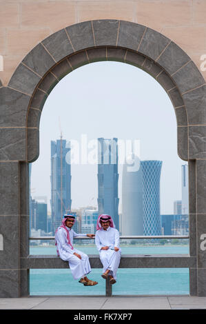 Zwei lokale Männer das Museum für islamische Kunst in Doha Katar Stockfoto