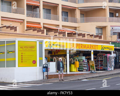 Supermarkt HiperDino in Puerto de Santiago, Teneriffa-Kanarische Inseln-Spanien, Lebensmittel und vieles mehr für Touristen Stockfoto