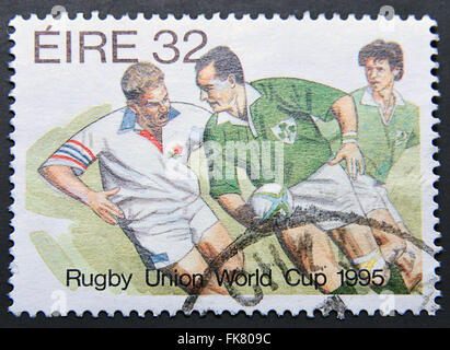 Irland - ca. 1995: Eine Briefmarke zeigt Rugby Union World Cup 1995 Stockfoto