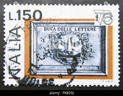 Italien - ca. 1976: Briefmarke gedruckt in Italien zeigt Mail-Box, ca. 1976 Stockfoto