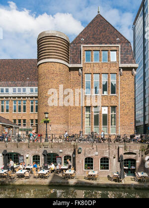 Gebäude der ehemaligen Post-Hauptsitz und Kai mit Wharf Restaurant auf Oudegracht Kanal in Utrecht, Niederlande Stockfoto