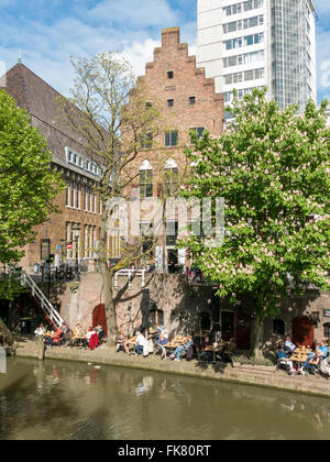 Mittelalterliche und moderne Architektur und Menschen genießen im freien Caféterrasse am Kai der Oudegracht Kanal in Utrecht, Niederlande Stockfoto