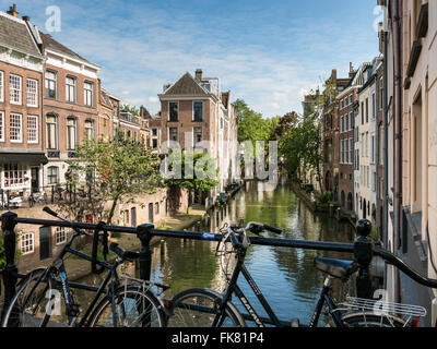 Fahrräder auf Maartensbridge über Oudegracht Kanal in Utrecht, Niederlande Stockfoto