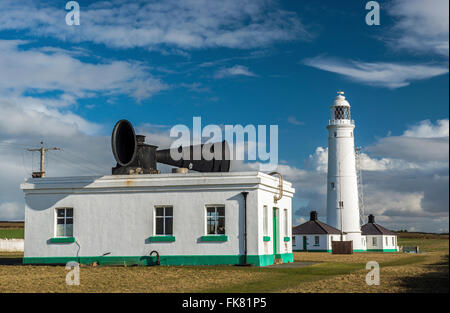 Nash Point Nebelhorn und Leuchtturm an der Glamorgan Heritage Coast, South Wales an einem sonnigen Nachmittag Stockfoto