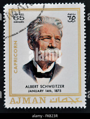 AJMAN - CIRCA 1970: Eine Briefmarke gedruckt in Ajman zeigt Albert Schweitzer, ca. 1970 Stockfoto