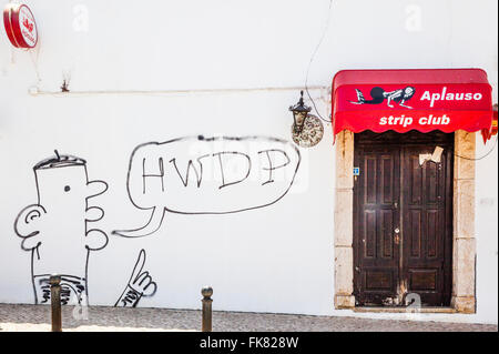 Portugal, Algarve, Strip Club Eingang mit Graffiti in der Altstadt von Lagos, Stockfoto
