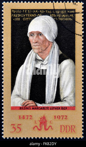Deutschland - 1972: Eine Briefmarke gedruckt in der DDR zeigt ein Gemälde des Malers Lucas Cranach "Porträt von Margarete Luther" Stockfoto
