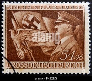 Deutschland - ca. 1944: Eine Briefmarke gedruckt in Deutschland zeigt Adolf Hitler und Symbole des Dritten Reiches, circa 1944 Stockfoto