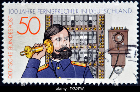 Deutschland - CIRCA 1977: Briefmarke gedruckt in Deutschland zeigt Telefonistin, circa 1977. Stockfoto