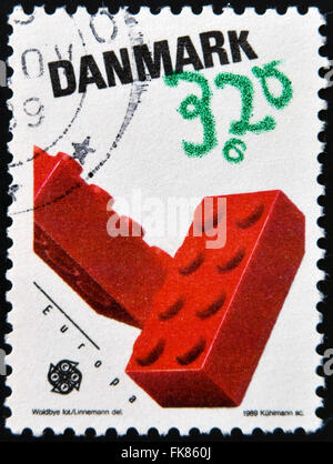 Dänemark - CIRCA 1989: eine Briefmarke gedruckt in Dänemark zeigt Legosteine, Kinder Spielzeug, circa 1989 Stockfoto