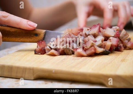 Gereinigte Hering, gewürfelt auf einem Holzständer. Stockfoto