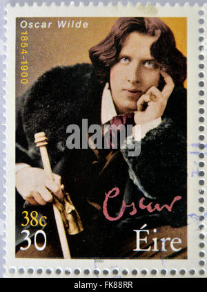 Irland - CIRCA 2000: eine Briefmarke gedruckt in Irland zeigt ein Bild von Oscar Wilde, circa 2000. Stockfoto