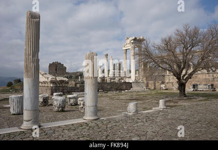 Ruinen der antiken griechischen und römischen Epoche Stadt Pergamon, mit Tempeln, Statuen und Akropolis befindet sich in der Nähe von Bergama in der Türkei Stockfoto