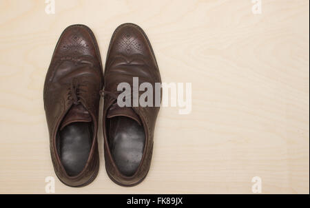 Männliche braune Lederschuhe auf hölzernen Hintergrund, flach zu legen Stockfoto
