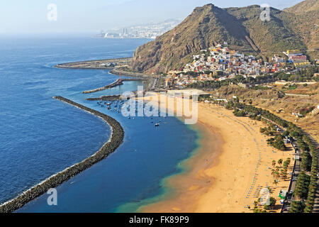 Bucht, feinsandigen Strand Playa de Las Teresitas, hinter San Andres und Anaga-Gebirge, La Montanita, Santa Cruz De Tenerife, Teneriffa Stockfoto