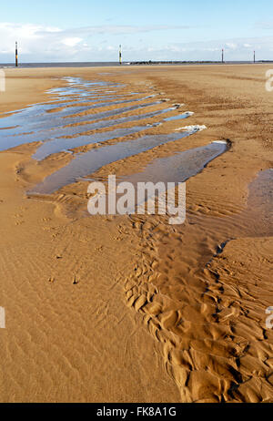 Muster und Pools am Strand bei Ebbe durch die Wirkung der Wellen Gezeiten und Strömungen verursacht Norfolk offenbart. Stockfoto