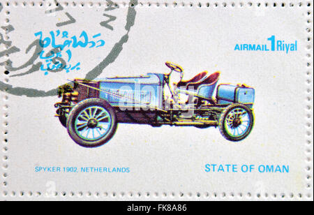 OMAN - CIRCA 1977: Eine Briefmarke gedruckt in State of Oman zeigt ein altes Auto, Spyker 1902 Niederlande, circa 1977 Stockfoto