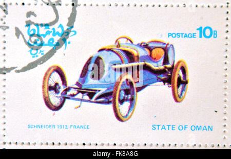 OMAN - CIRCA 1977: Eine Briefmarke gedruckt in State of Oman zeigt ein altes Auto, Schneider 1913, Frankreich, ca. 1977 Stockfoto