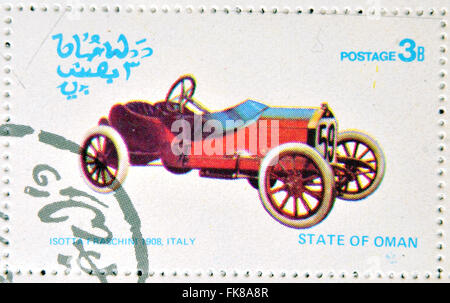 OMAN - CIRCA 1977: Eine Briefmarke gedruckt in State of Oman zeigt ein altes Auto, Isotta Fraschini 1908, Italien, ca. 1977 Stockfoto