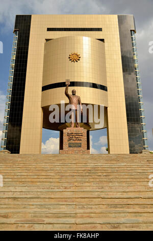 Independence Memorial Museum, im vorderen Statue von Sam Nujoma, erster Präsident der Republik Namibia, Windhoek, Namibia Stockfoto