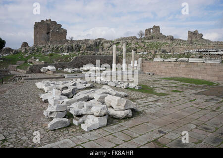 Ruinen der antiken griechischen und römischen Epoche Stadt Pergamon, mit Tempeln, Statuen und Akropolis befindet sich in der Nähe von Bergama in der Türkei Stockfoto