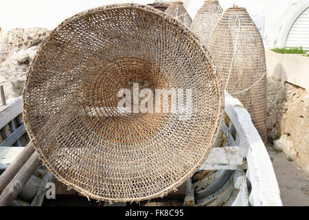 Nahaufnahme des Einganges des eine traditionelle Fischfalle (Nasse) am Strand von Santa Maria di Leuca, Apulien, Italien Stockfoto