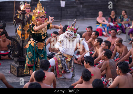 Tänzerinnen der klassische balinesische Kecak-Tanz in Uluwatu Tempel, Bali, Indonesien Stockfoto