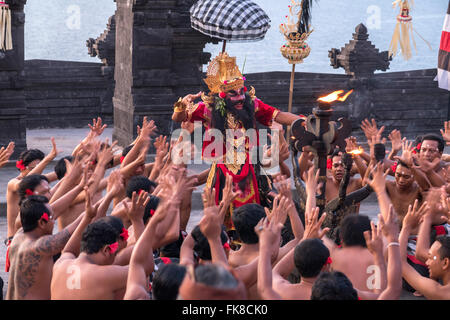 Tänzerinnen der klassische balinesische Kecak-Tanz in Uluwatu Tempel, Bali, Indonesien Stockfoto