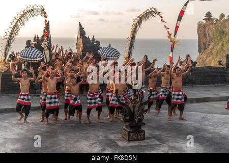 Tänzerinnen der klassische balinesische Kecak-Tanz in Uluwatu Tempel, Bali, Indonesien Stockfoto