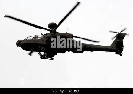 AgustaWestland Apache Kampfhubschrauber betrieben von der British Army Air Corps über Rendlesham Forest, Suffolk UK Stockfoto