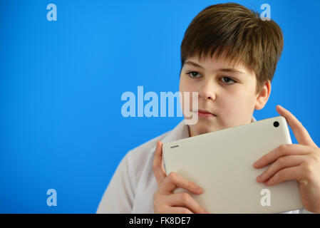 Porträt von Teenager mit Tablet-PC in Händen Stockfoto
