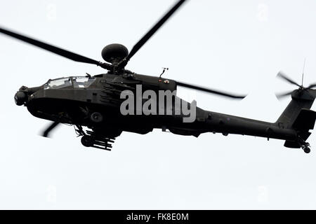 AgustaWestland Apache Kampfhubschrauber betrieben von der British Army Air Corps über Rendlesham Forest, Suffolk UK Stockfoto