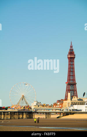 Blackpool, UK. 7. März 2016. Ein kalter Tag, aber mit schönen Sonnenschein entlang der Küste in Blackpool. Visability zeigen ist hervorragend mit schöner Aussicht, sogar bis zu den schneebedeckten Bergen im Nationalpark Lake District, die eindeutig vom Strand gesehen werden kann. Bildnachweis: Gary Telford/Alamy live-Nachrichten Stockfoto