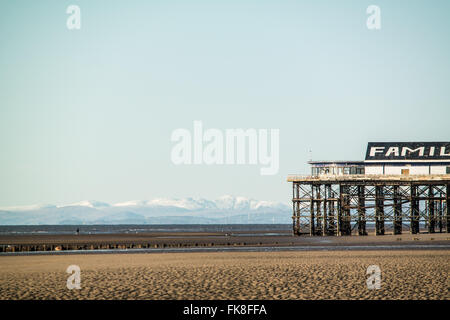 Blackpool, UK. 7. März 2016. Ein kalter Tag, aber mit schönen Sonnenschein entlang der Küste in Blackpool. Visability zeigen ist hervorragend mit schöner Aussicht, sogar bis zu den schneebedeckten Bergen im Nationalpark Lake District, die eindeutig vom Strand gesehen werden kann. Bildnachweis: Gary Telford/Alamy live-Nachrichten Stockfoto