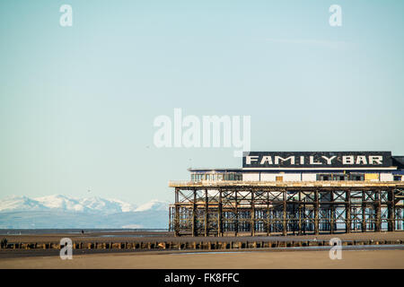 Blackpool, UK. 7. März 2016. Ein kalter Tag, aber mit schönen Sonnenschein entlang der Küste in Blackpool. Visability zeigen ist hervorragend mit schöner Aussicht, sogar bis zu den schneebedeckten Bergen im Nationalpark Lake District, die eindeutig vom Strand gesehen werden kann. Bildnachweis: Gary Telford/Alamy live-Nachrichten Stockfoto