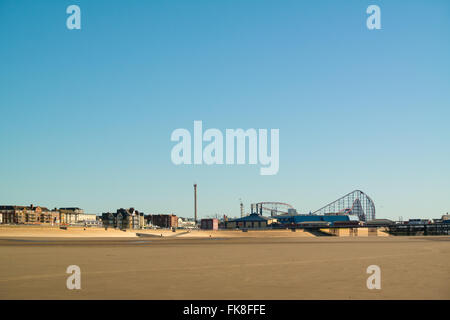 Blackpool, UK. 7. März 2016. Ein kalter Tag, aber mit schönen Sonnenschein entlang der Küste in Blackpool. Visability zeigen ist hervorragend mit schöner Aussicht, sogar bis zu den schneebedeckten Bergen im Nationalpark Lake District, die eindeutig vom Strand gesehen werden kann. Bildnachweis: Gary Telford/Alamy live-Nachrichten Stockfoto